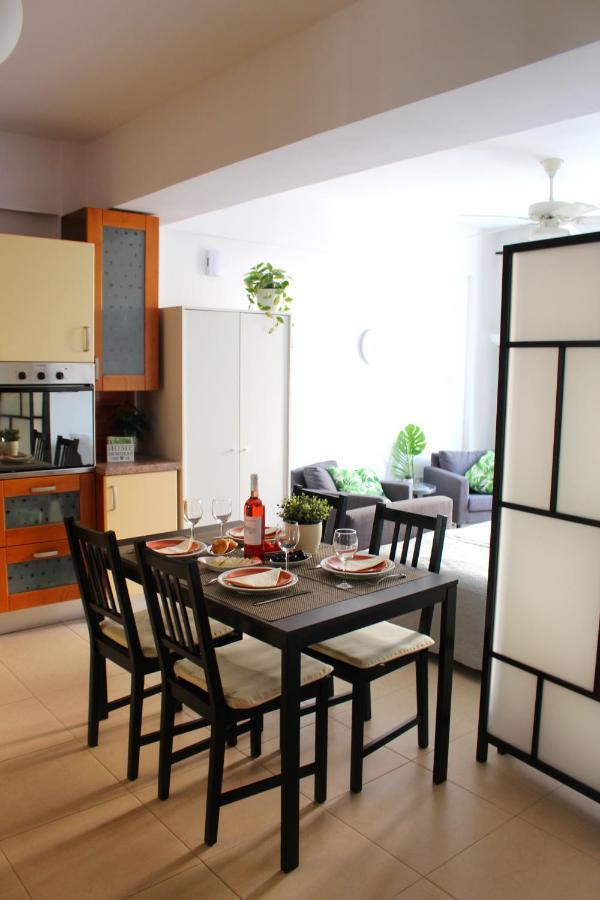 Cozy Poolside Apartment Paphos Exterior photo
